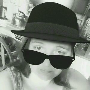 Meet your Posher, Adrienne